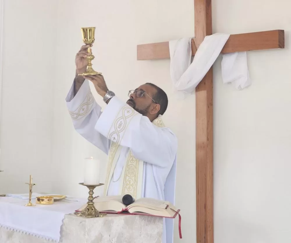 Padre Robson, pároco da Paróquia São Sebastião, celebrante da 1ª Missa na Capela do Hospital Lindouro Avelar