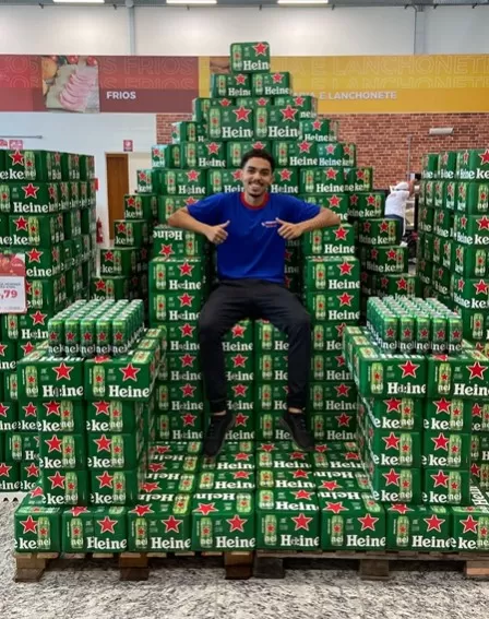 Repositor viraliza ao mostrar talento impressionante na organização de prateleiras