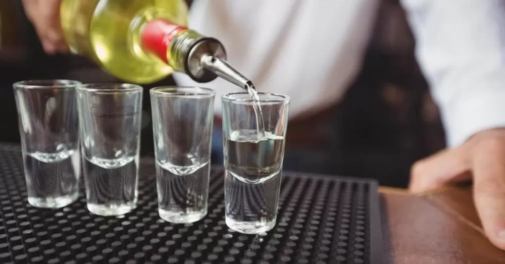 Análise inicial descarta suspeita de metanol em caso de possível intoxicação em Belo Horizonte