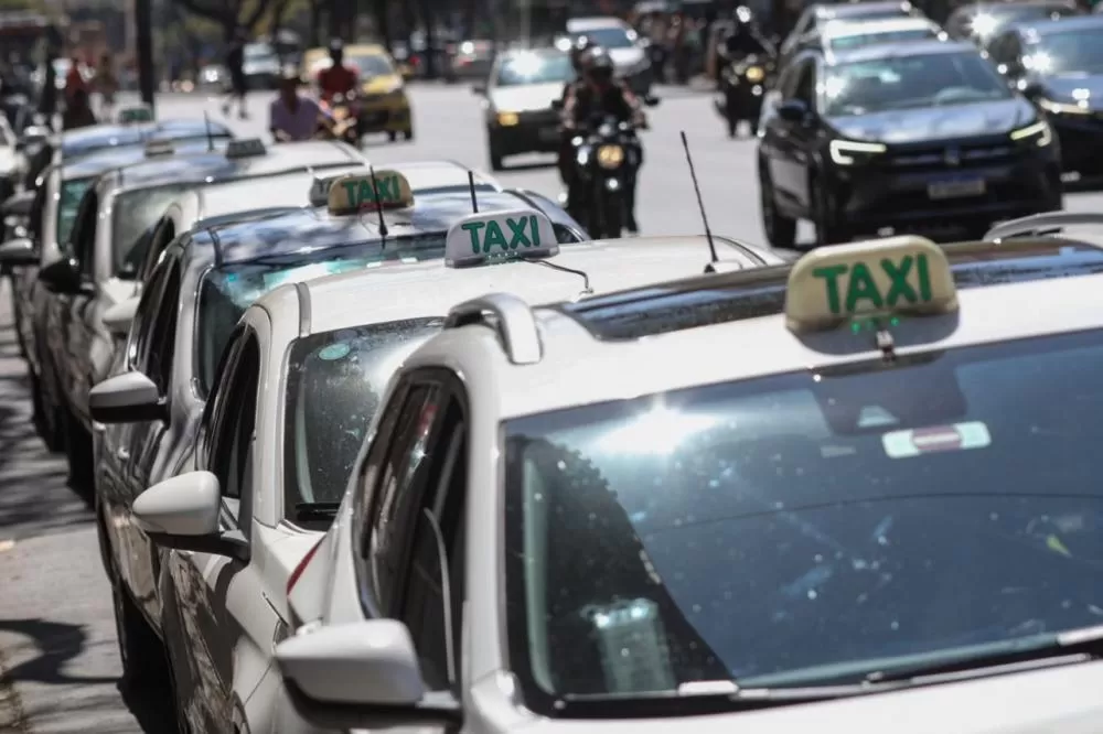 BH inicia projeto-piloto de táxi lotação com até sete passageiros