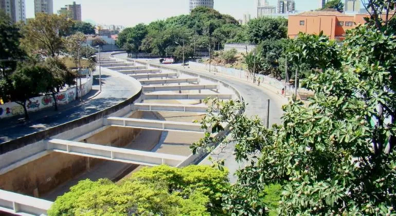 Duas pessoas caem de moto no Arrudas em BH e uma segue desaparecida