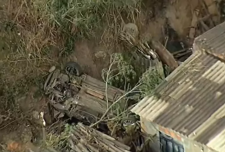 Carro despenca sobre casas durante perseguição policial na BR-381, em Santa Luzia
