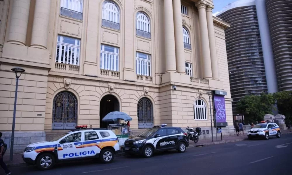 Vereadores de BH vão ao CCBB com guardas e PMs e obtêm restrição etária em exposição