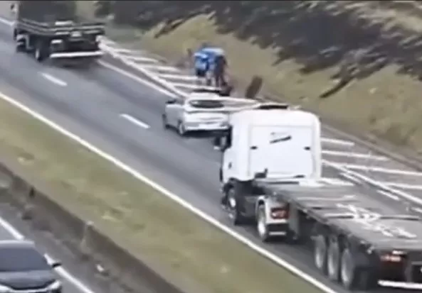 Acidente com pneu na Dutra atinge romeiro a caminho de Aparecida