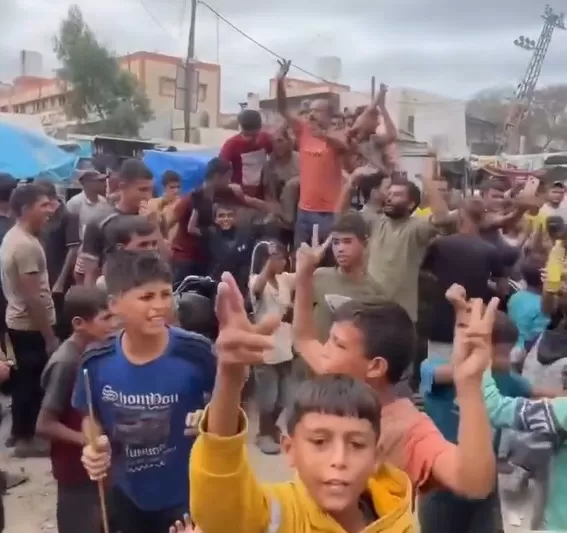 Crianças comemoram acordo de paz na Faixa de Gaza enquanto líderes negociam próximo passo