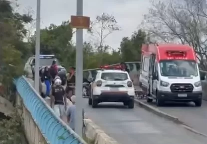 Três pessoas ficam feridas em acidente com duas motos e um carro em viaduto de Pedro Leopoldo