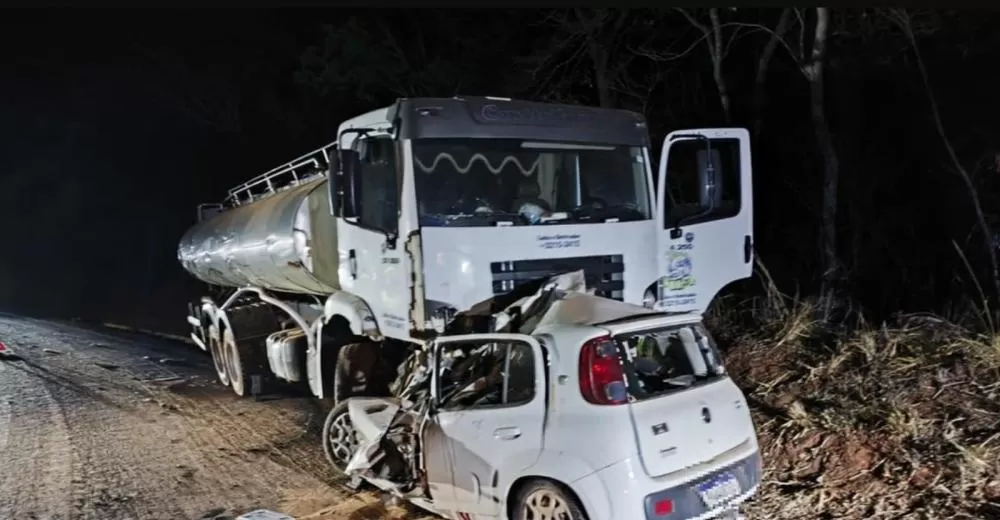 Colisão entre carro e caminhão deixa cinco mortos no Norte de Minas