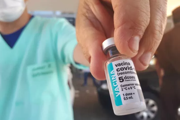 Vacina 100% brasileira contra Covid ajuda a enfrentar negacionismo, afirma ministra