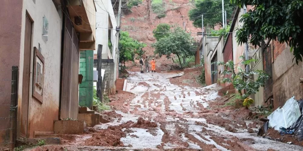 Chuvas acima da média aumentam risco de deslizamentos em Minas Gerais, alerta Defesa Civil