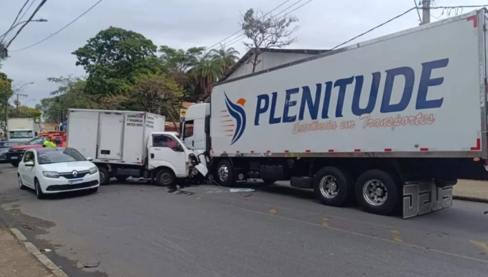Colisão entre caminhão, carreta e carro deixa motorista preso às ferragens na Pampulha