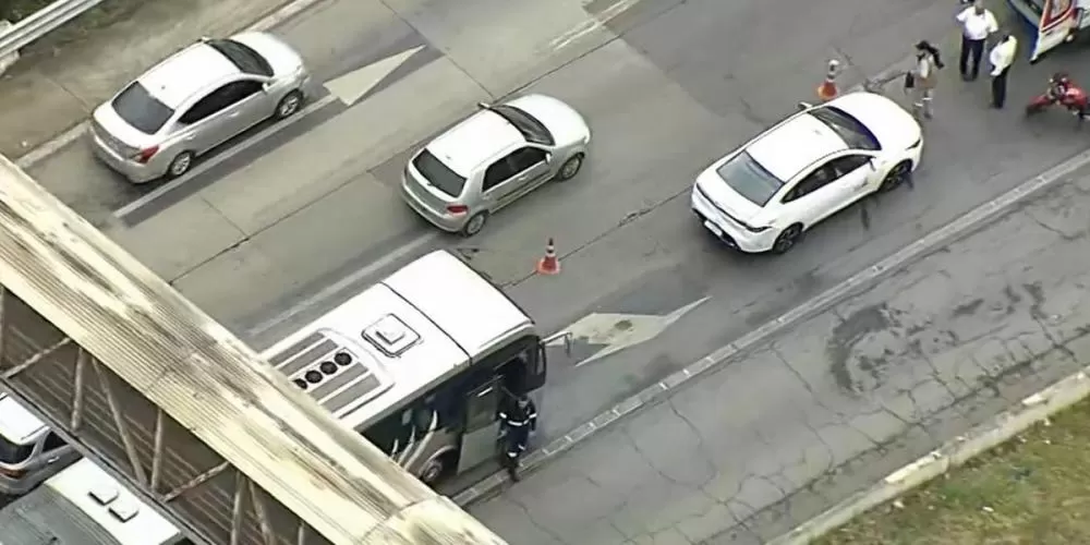 Acidente envolvendo ônibus do Move e táxi deixa três feridos na MG-010