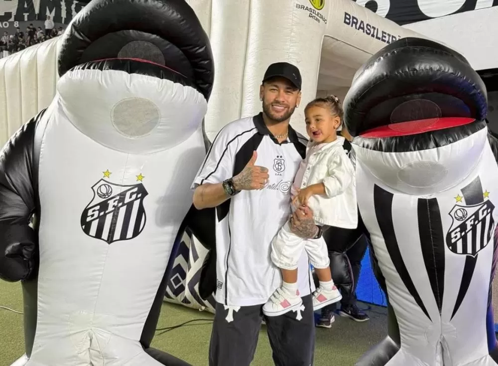 Filha de Neymar é atingida por bola na cabeça durante jogo na Vila Belmiro