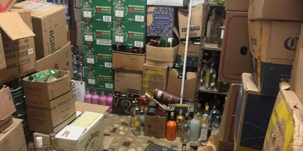 Polícia desmantela fábrica clandestina de bebidas em BH e apreende 15 mil garrafas
