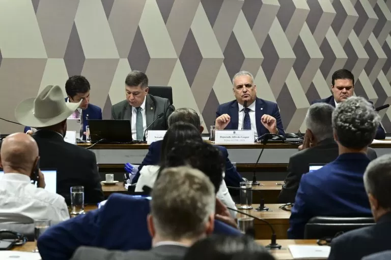 CPMI do INSS ouve ex-dirigentes sobre fraudes bilionárias em descontos de aposentados