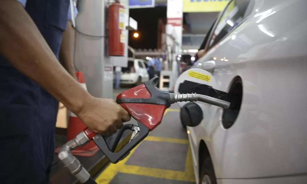 Petrobras reduz preço da gasolina em 4,9% para distribuidoras a partir desta terça-feira