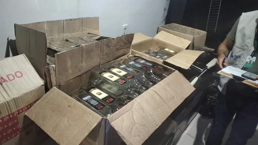 PM descobre fábrica clandestina de bebidas e gelo saborizado em Minas