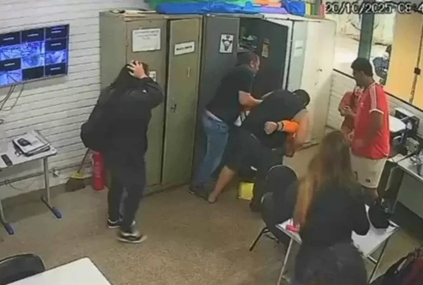 Pai de aluna agride professor após confisco de celular em sala de aula