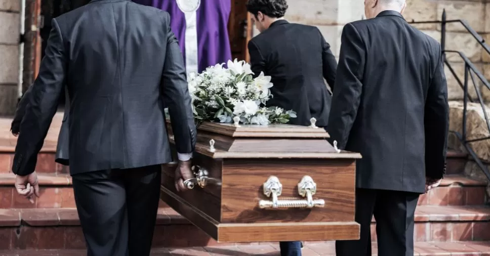 Ex-militar de 74 anos finge própria morte para testar quem compareceria ao seu funeral