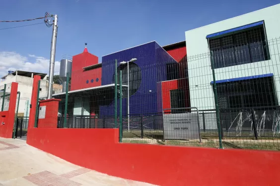 Projeto que autoriza vigilância armada nas escolas de BH avança na Câmara Municipal