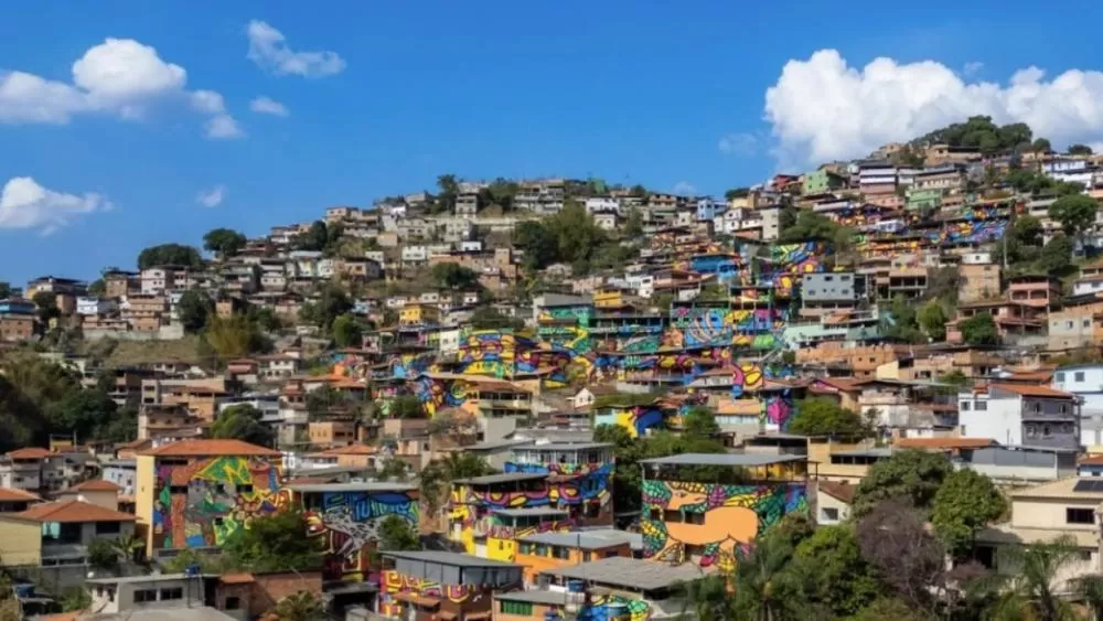 Cem casas coloridas formam o maior macro-mural do Brasil em Nova Lima