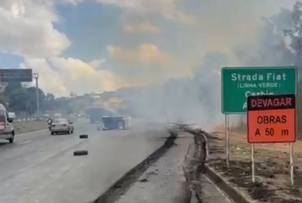 Caminhão pega fogo em frente à Cidade do Galo, em Vespasiano