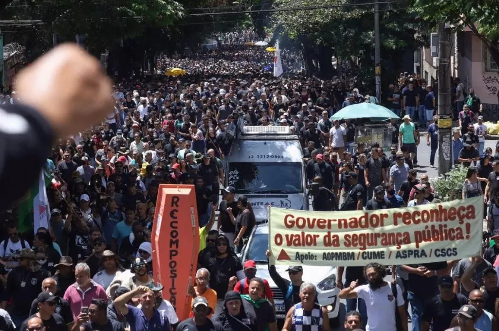 Policiais civis mantêm protesto em Belo Horizonte e decidem nesta terça se vão paralisar as atividades