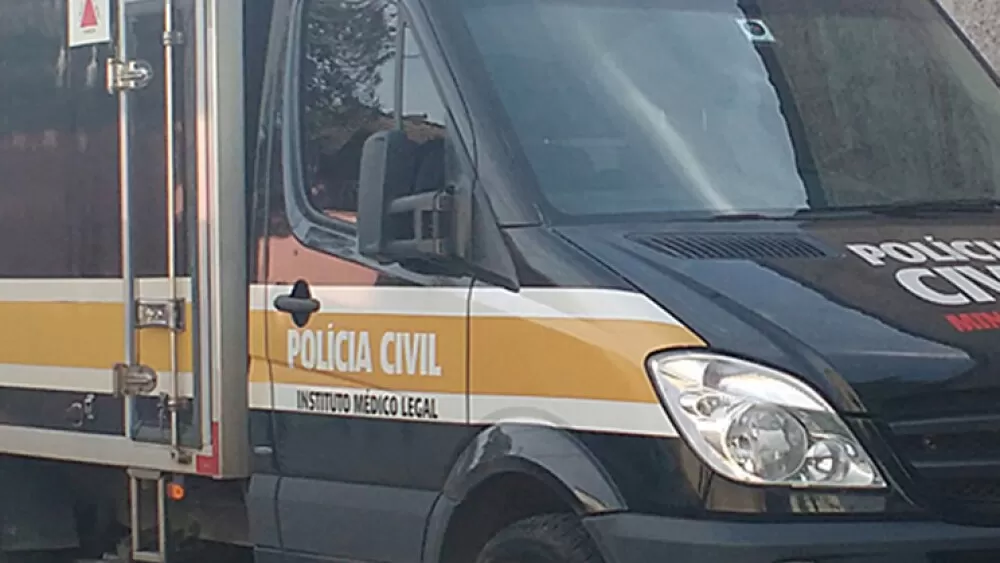 Motociclista morre atropelada por ônibus após cair em pista molhada em BH