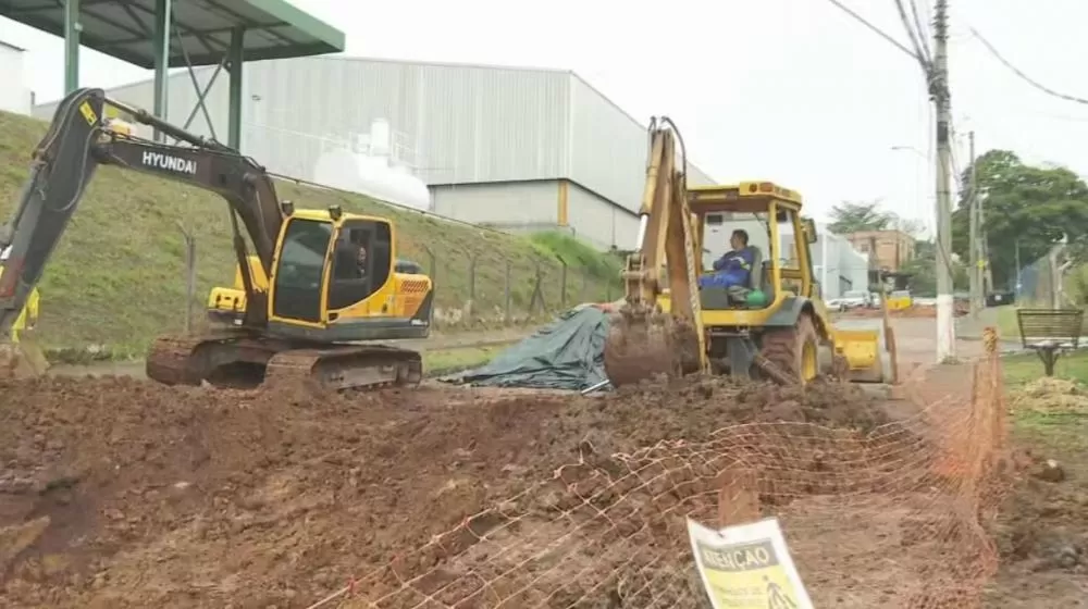Moradores da Grande BH enfrentam quarto dia sem água após rompimento de adutora em Contagem