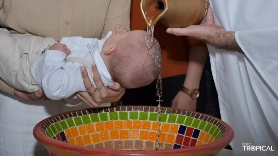 Foto viraliza ao mostrar água em formato de terço durante batismo em Pinhalzinho