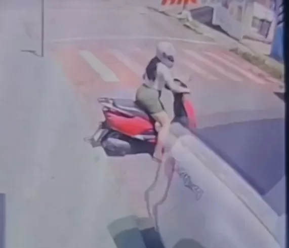 Motorista perde controle de caminhonete e atropela motociclista em Minas; vítima morre no local