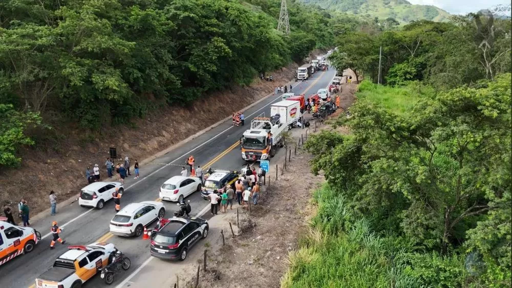 Três pessoas da mesma família morrem e outras duas ficam feridas após carro bater de frente com caminhão, na BR-381, em Jaguaraçu