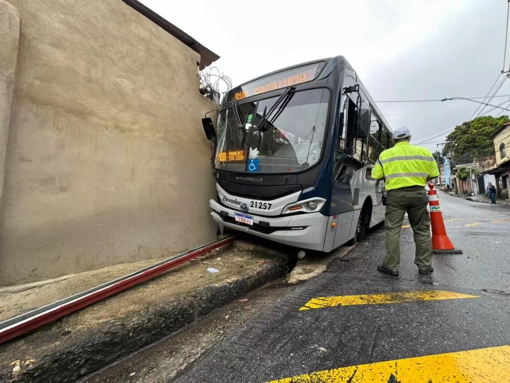 Ônibus desgovernado desce ladeira, atropela idosa e bate em muro em Belo Horizonte