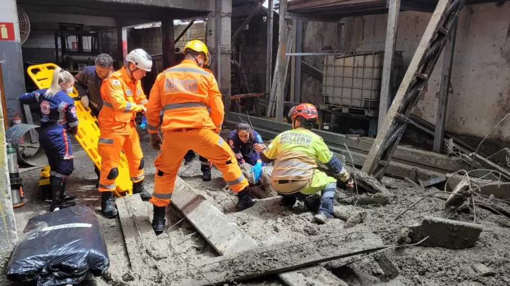 Desabamento em empresa deixa feridos em Contagem 