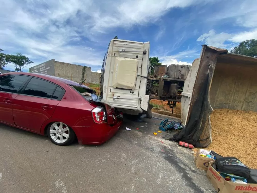 Caminhão perde a força, bate e tomba em carro em Lagoa Santa