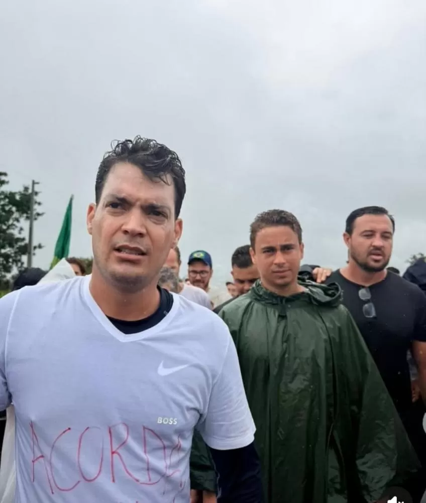 O vereador de Betim Layon Silva (PL) durante caminhada com o deputado federal Nikolas Ferreira (PL)/ Divulgação: Redes sociais do vereador