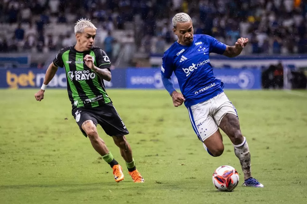 Após seis anos Cruzeiro vence o América e vira líder do Campeonato Mineiro