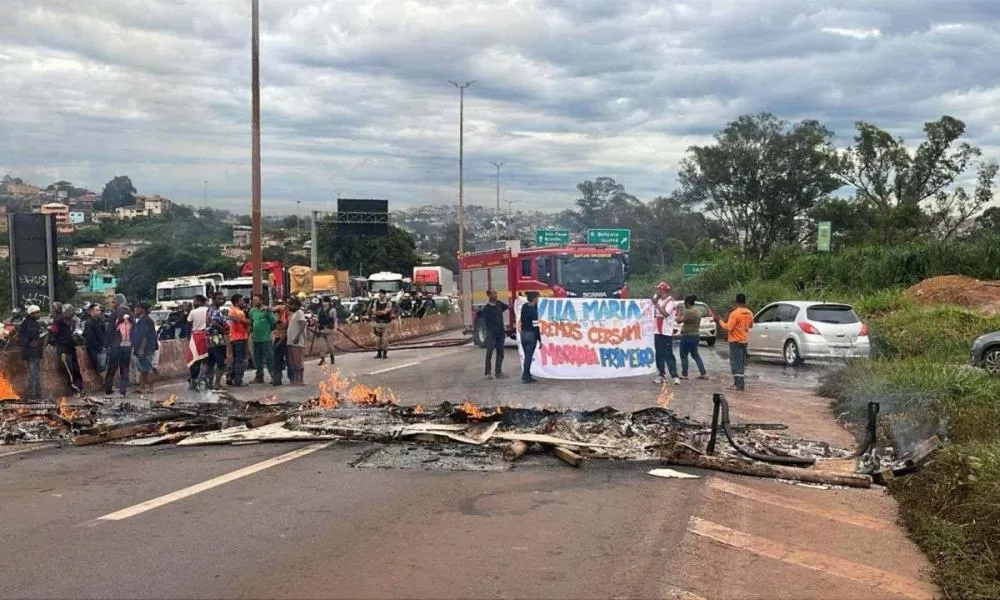 Manifestação de moradores bloqueia Anel Rodoviário e congestiona trânsito em BH 