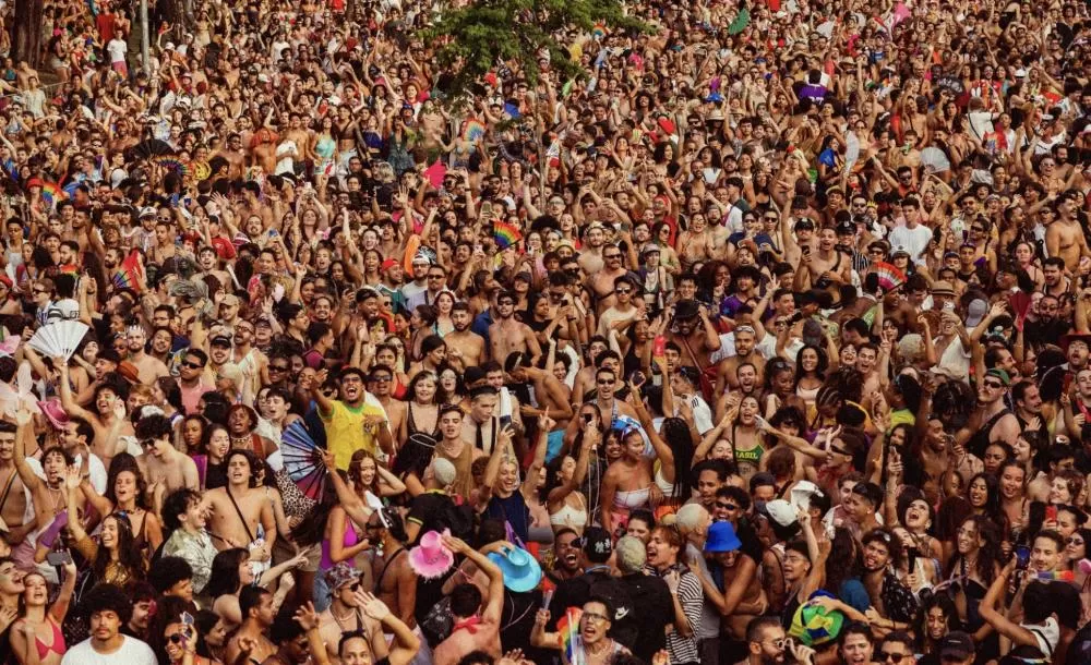 Marina Sena arrasta multidão e se declara ao Carnaval de BH