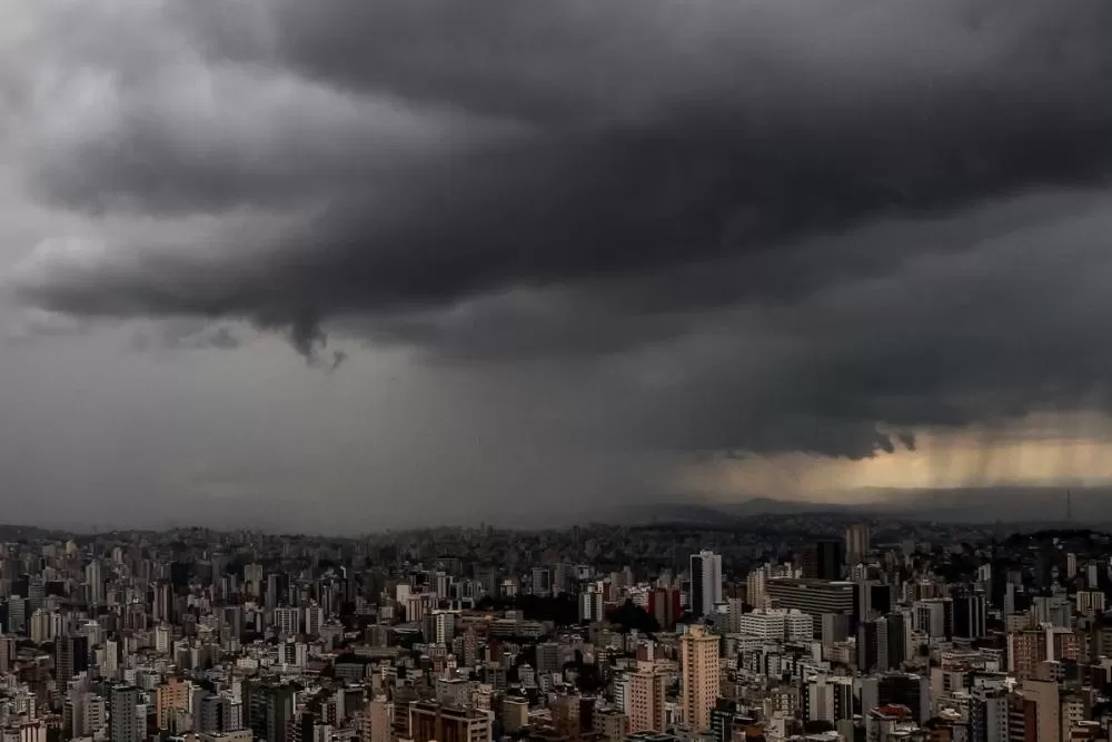 BH entra em alerta para chuva intensa entre esta segunda e terça-feira (17)