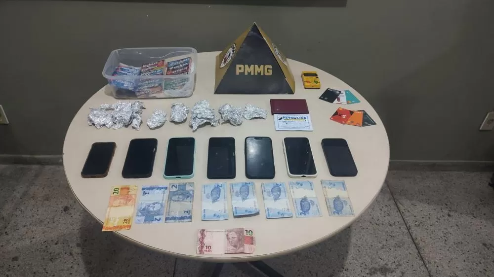 Dois homens foram presos após se disfarçarem de ambulantes para furtar celulares no carnaval