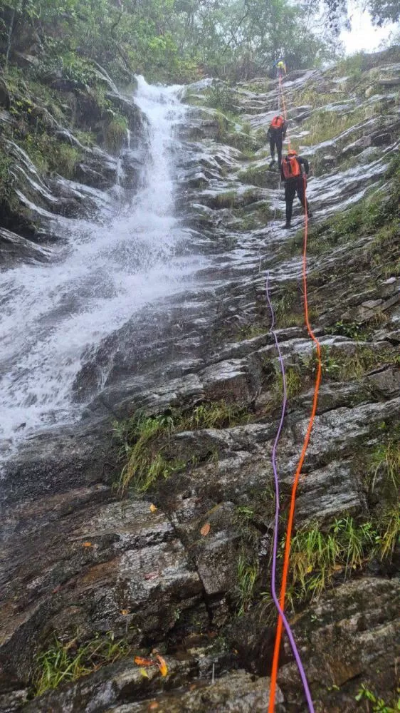 Praticante de rapel perde a vida em MG após aumento súbito da corrente da cachoeira