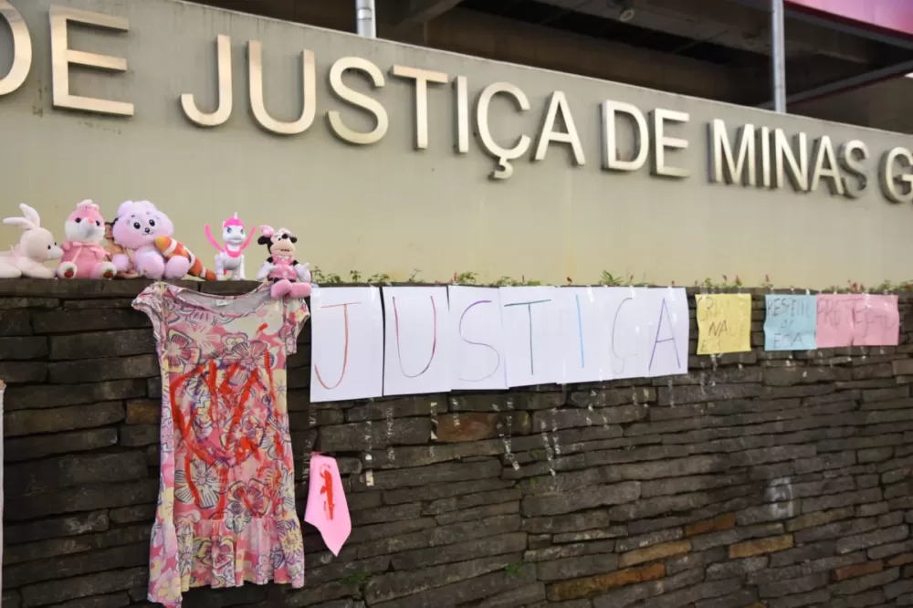 Com brinquedos e vestido infantil, mulheres cobram justiça após decisão do TJMG