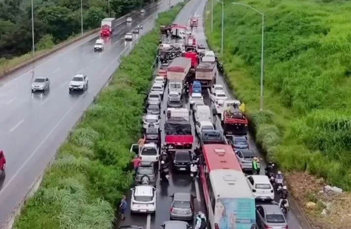 Caminhão bate em mureta e provoca engavetamento na MG-010, em Vespasiano