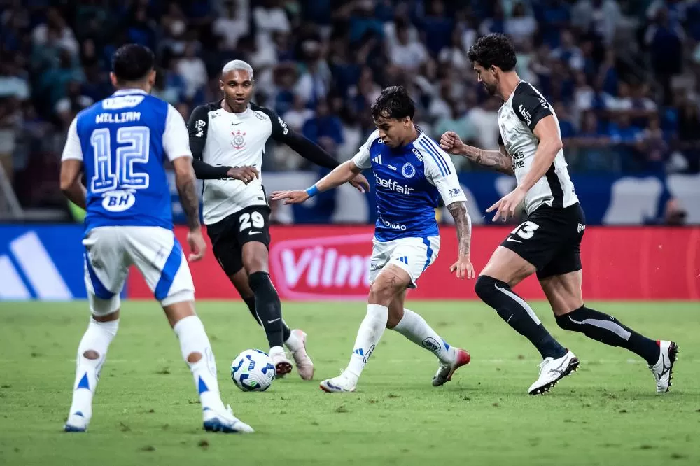 Cruzeiro recebe o Corinthians pelo Brasileirão em busca da primeira vitória
