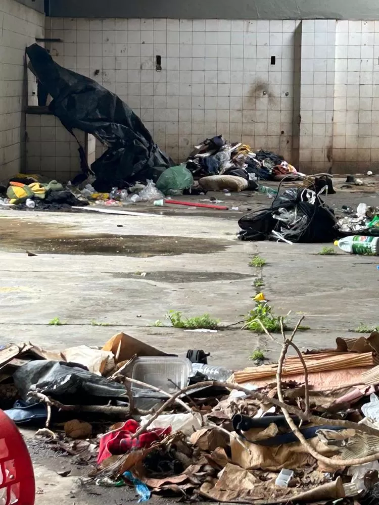 Moradores denunciam prédio abandonado com escorpiões e focos de dengue em BH