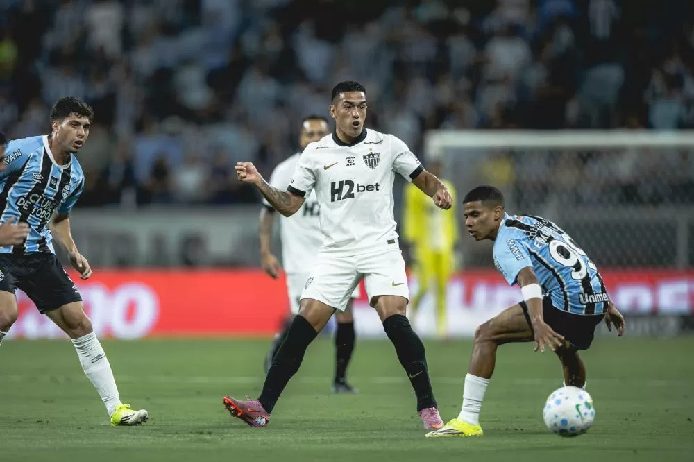 Com um a menos desde cedo, Atlético cai diante do Grêmio