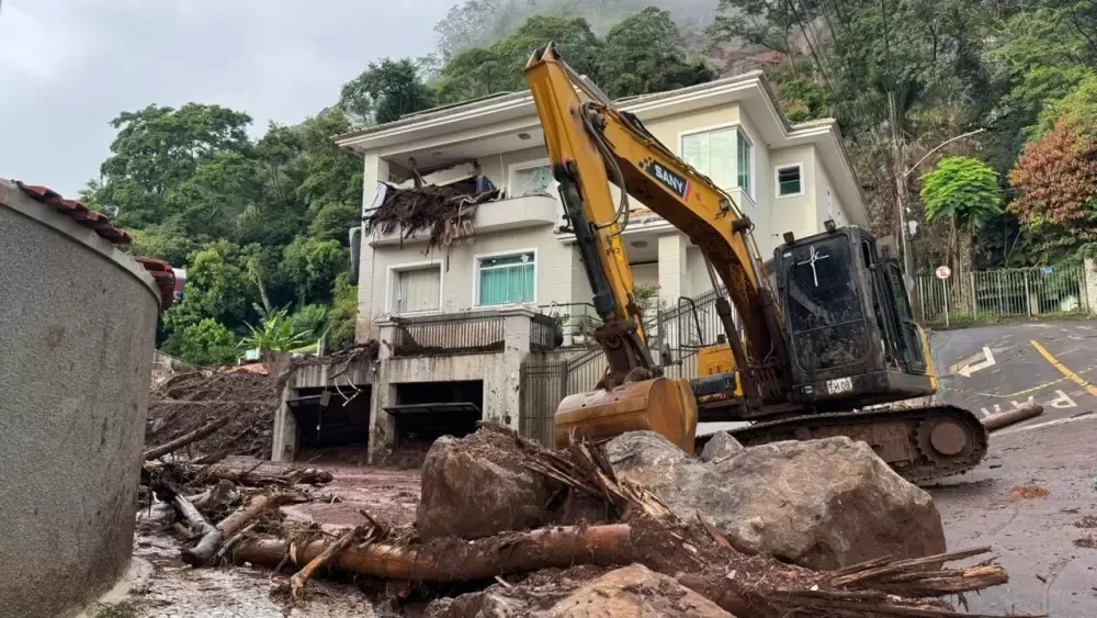 Deslizamento em Juiz de Fora mata três da mesma família e deixa duas crianças soterradas