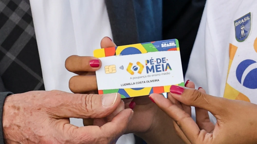 Governo começa a pagar bônus de R$ 1 mil do Pé-de-Meia