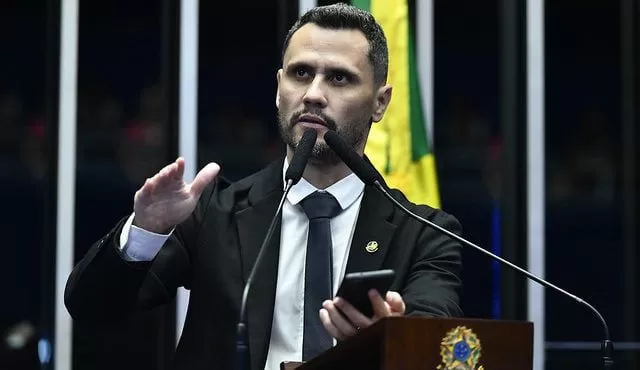 Cleitinho se coloca como pré-candidato ao Governo de Minas e diz que só abre mão para Nikolas 