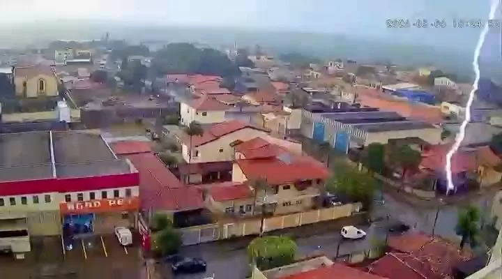 Raio atinge casa em Sorocaba durante tempestade e é registrado por câmera 